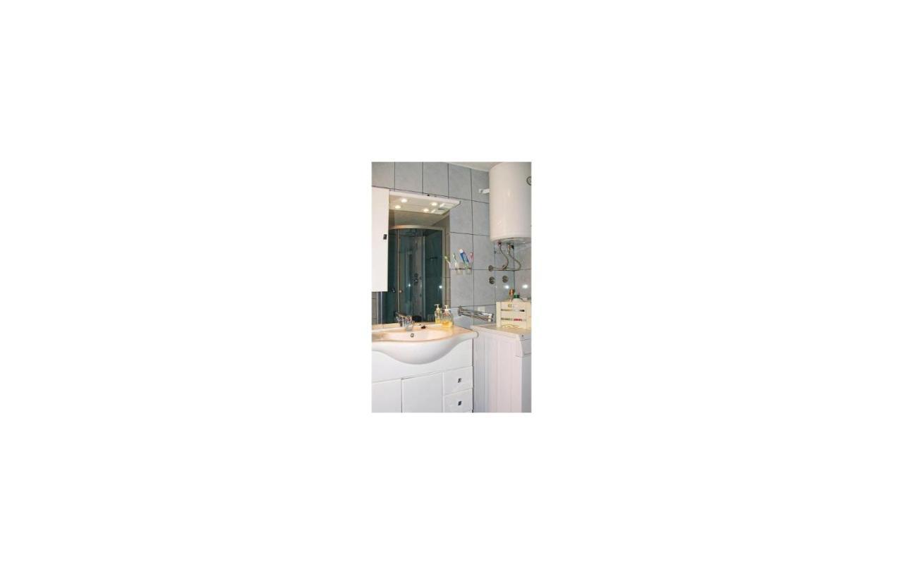 2 Bedroom Cozy Home In Bosiljevo Eksteriør billede