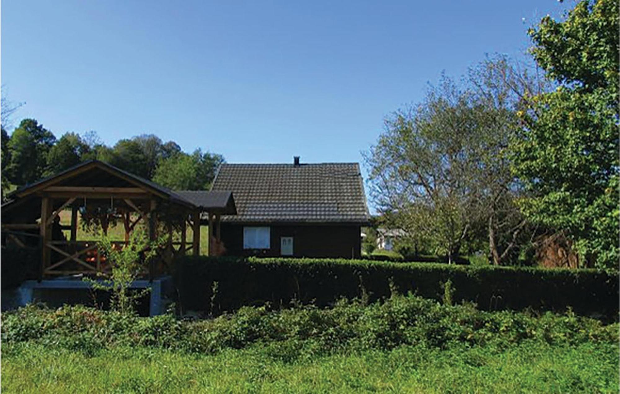2 Bedroom Cozy Home In Bosiljevo Eksteriør billede