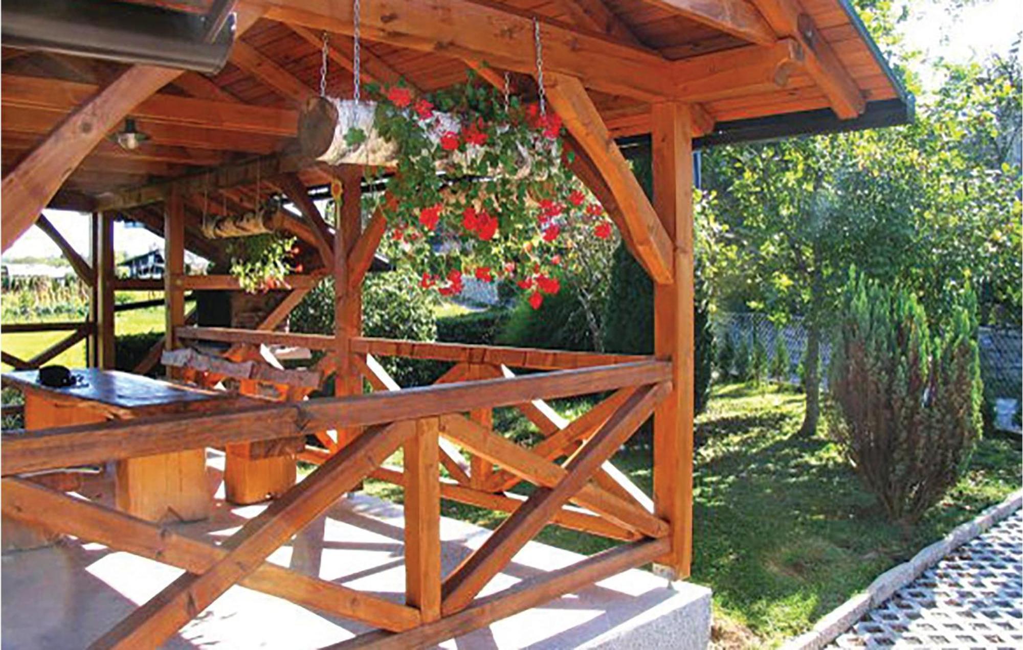 2 Bedroom Cozy Home In Bosiljevo Eksteriør billede