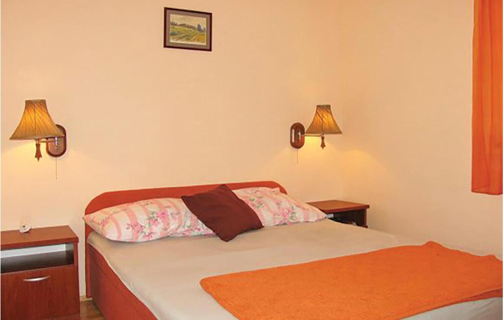 2 Bedroom Cozy Home In Bosiljevo Eksteriør billede