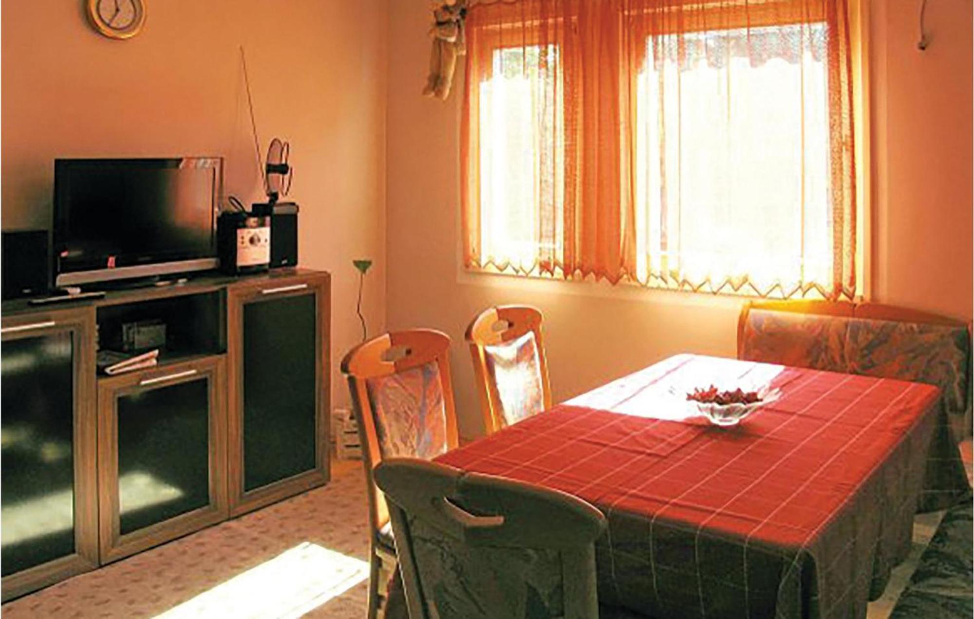 2 Bedroom Cozy Home In Bosiljevo Eksteriør billede