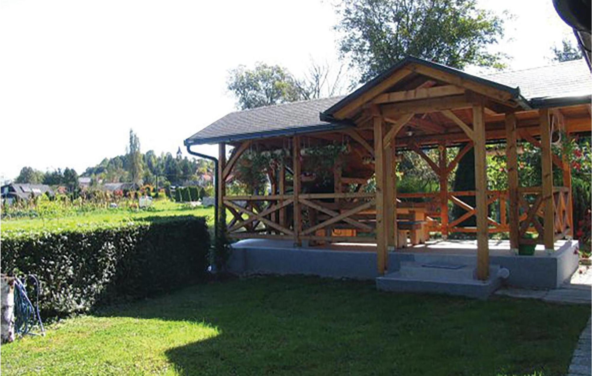 2 Bedroom Cozy Home In Bosiljevo Eksteriør billede